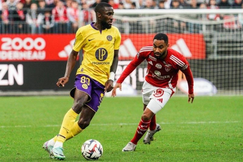 Cầu thủ Toulouse và Brest tranh bóng quyết liệt trong trận đối đầu tại Ligue 1