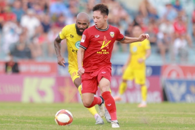 Cầu thủ Hồng Lĩnh Hà Tĩnh và Đông Á Thanh Hoá tranh chấp bóng trên sân cỏ V.League