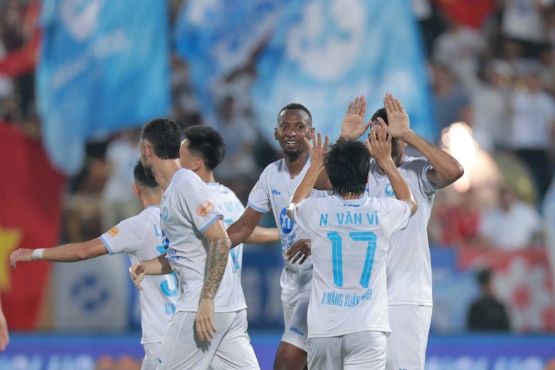 Cầu thủ Nam Định thi đấu trên sân nhà trước đối thủ PVF-CAND, trong trận đấu V.League đầy căng thẳng.