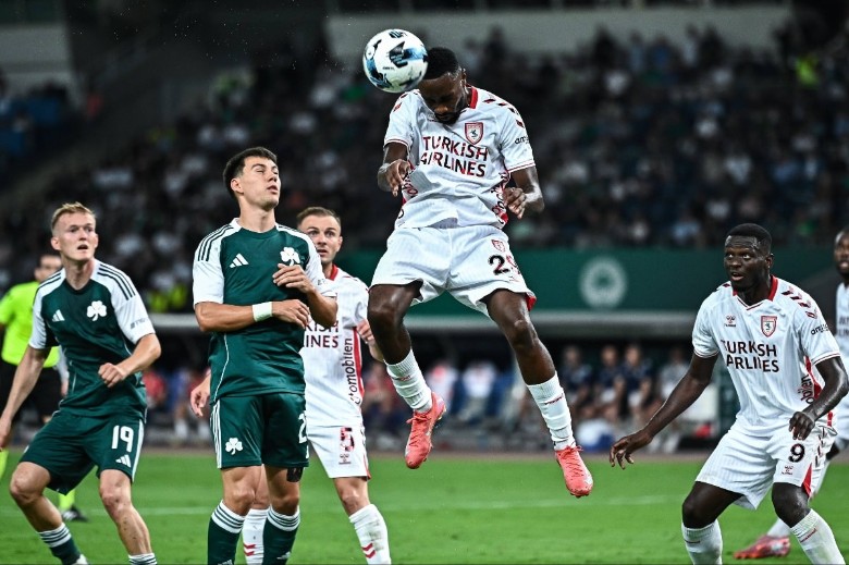 Đội bóng Samsunspor tập trung phòng ngự trong trận đấu căng thẳng trên sân nhà
