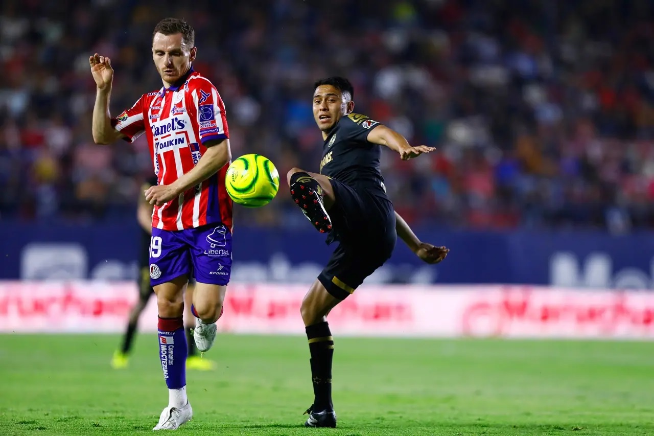Cầu thủ Atletico San Luis và Deportivo Toluca tranh bóng quyết liệt