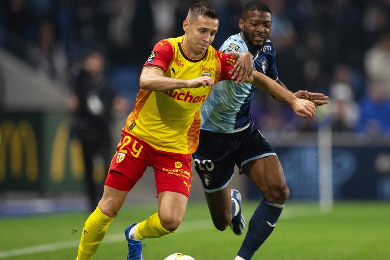 Cầu thủ Lens trong một trận đấu tại Ligue 1, thể hiện tinh thần thi đấu quyết liệt
