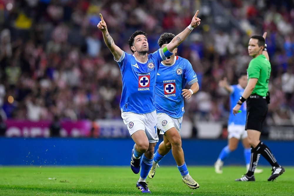 Cảnh đối đầu quyết liệt giữa các cầu thủ Guadalajara và Cruz Azul trên sân cỏ