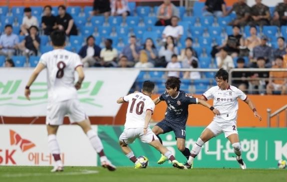 Các cầu thủ Jeju SK và Gwangju FC đối đầu trực tiếp, thể hiện sự cạnh tranh quyết liệt trên sân cỏ