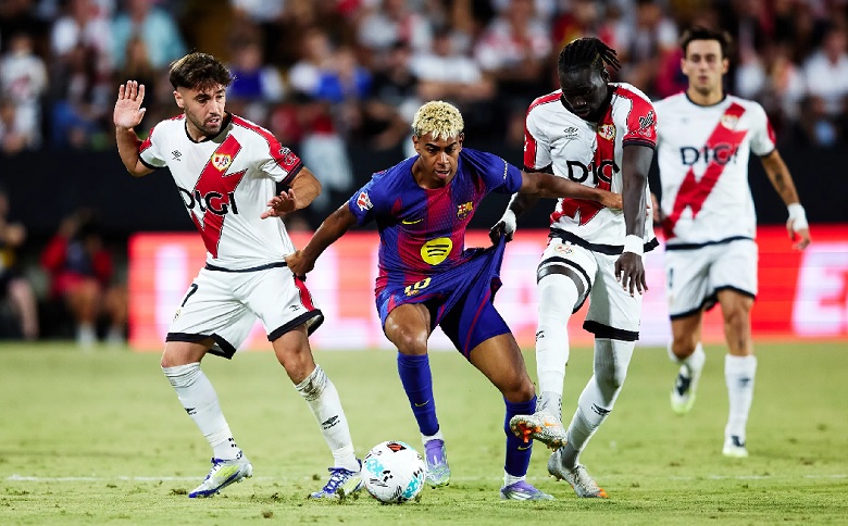 Cầu thủ Barcelona trên sân trong trận hòa 1-1 đầy kịch tính với Rayo Vallecano, kết quả khiến đội bóng xứ Catalan mất ngôi đầu La Liga