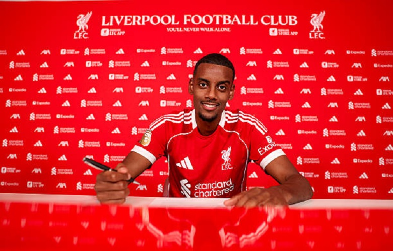 Isak ký hợp đồng 6 năm, khoác áo số 9 tại Liverpool - Ảnh 1