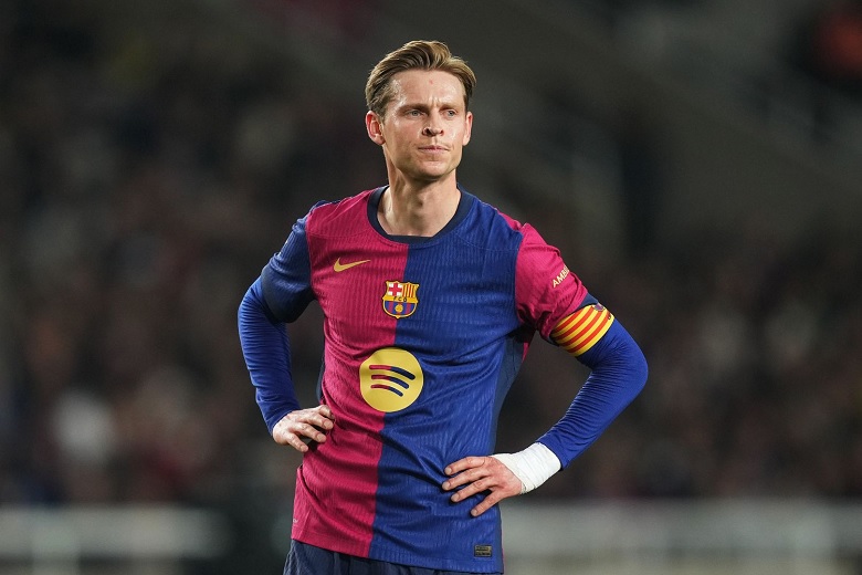 Frenkie De Jong với áo đấu Barcelona, hợp đồng sắp hết hạn gây lo lắng