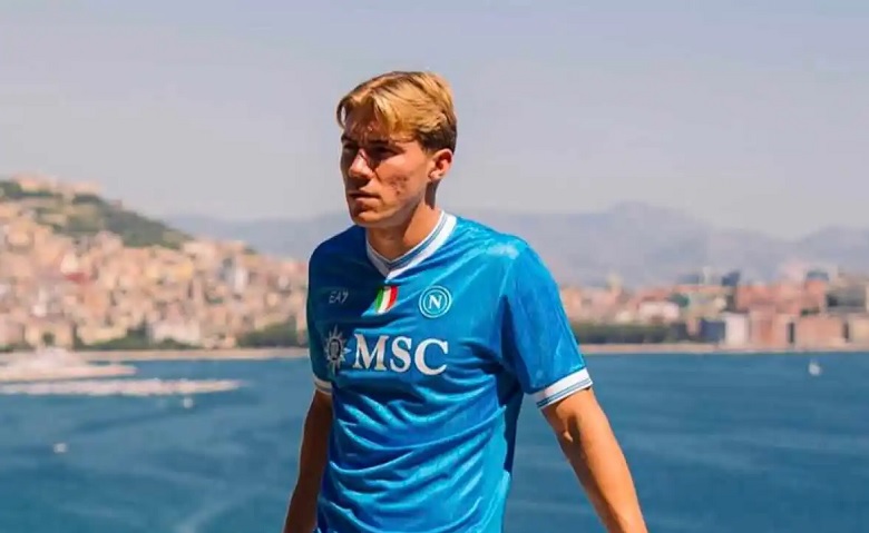 Rasmus Hojlund rạng rỡ với chiếc áo đấu của Napoli, hứa hẹn một tương lai đầy triển vọng tại Serie A