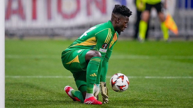 Andre Onana trong màu áo Manchester United, đối mặt với tương lai không chắc chắn tại Old Trafford.