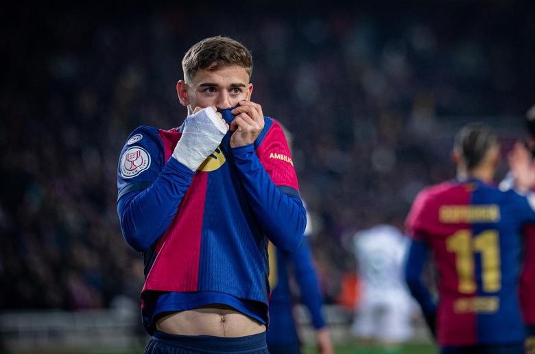 Tiền vệ Gavi của Barca đau đớn với chấn thương đầu gối phải