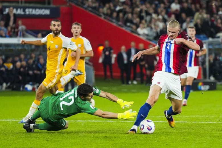 Erling Haaland ăn mừng sau khi ghi bàn trong chiến thắng hủy diệt 11-1 của Na Uy trước Moldova tại vòng loại World Cup.