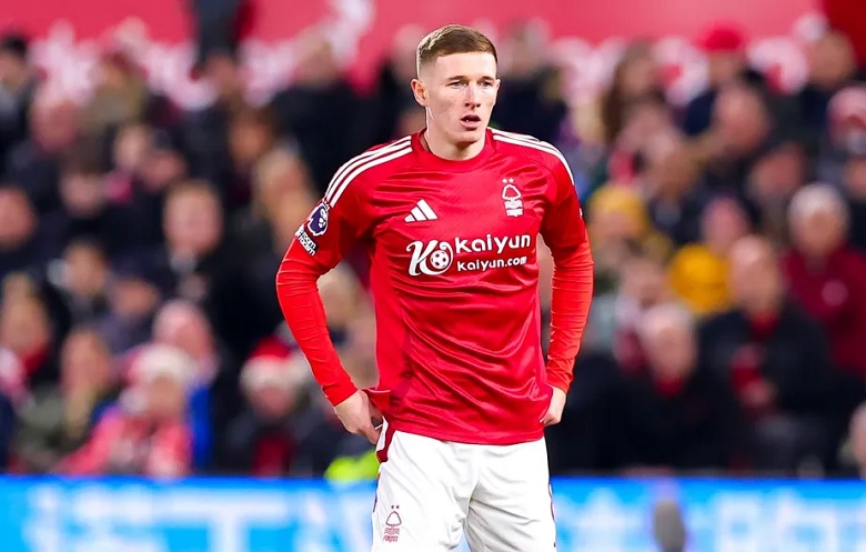 Elliot Anderson, mục tiêu chuyển nhượng hàng đầu của Manchester United, trong trận đấu tại Ngoại hạng Anh