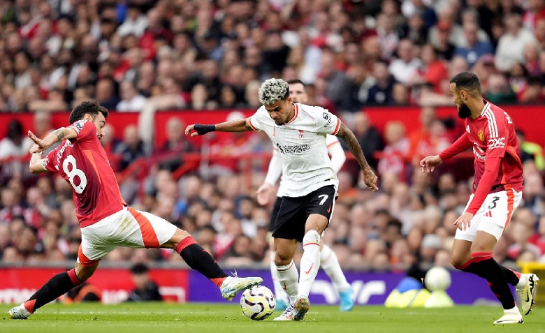 Hình ảnh minh họa về Manchester United và lịch thi đấu giữa tuần trống rỗng, phản ánh kế hoạch tìm đối tác giao hữu của CLB.