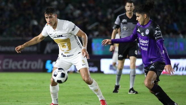 Cầu thủ Mazatlan và Pumas UNAM tranh chấp bóng tại Liga MX