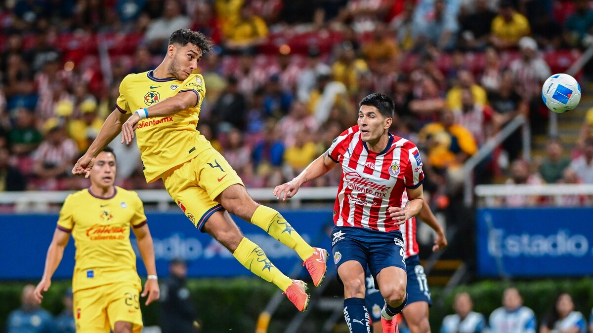 Cầu thủ Club America trong một pha bóng tấn công, thể hiện phong độ ấn tượng của đội