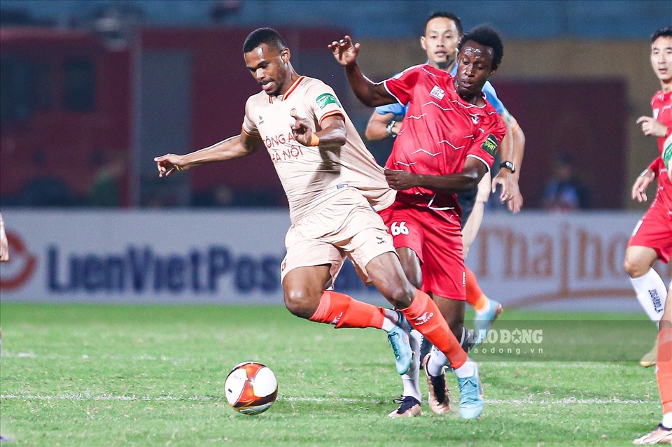Thủ thành Nguyễn Filip chỉ đạo hàng phòng ngự Công an Hà Nội trong trận đấu V-League