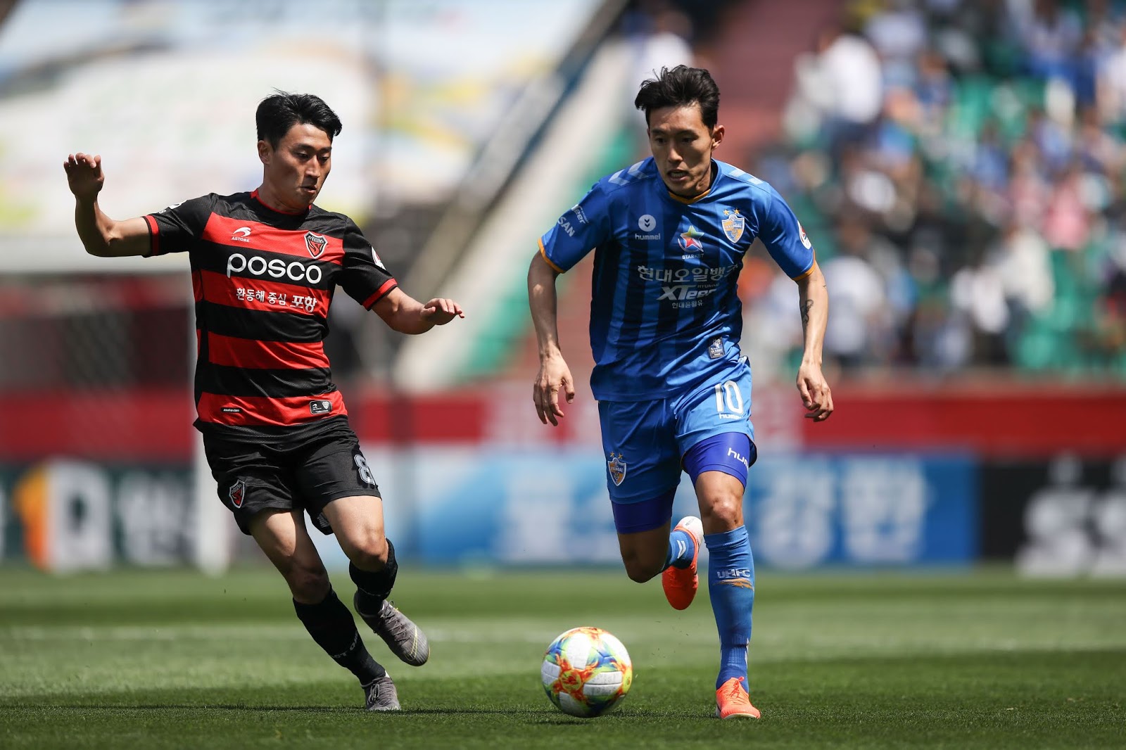 Cầu thủ Ulsan Hyundai nỗ lực giành bóng trong trận đấu K-League