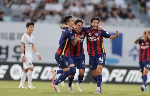 Trọng tài rút thẻ phạt trong trận đấu kịch tính K League 1