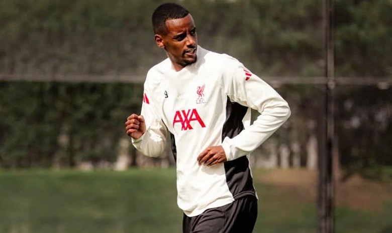 Tiền đạo Alexander Isak trong buổi tập, cần thêm thời gian để ra mắt Liverpool chính thức