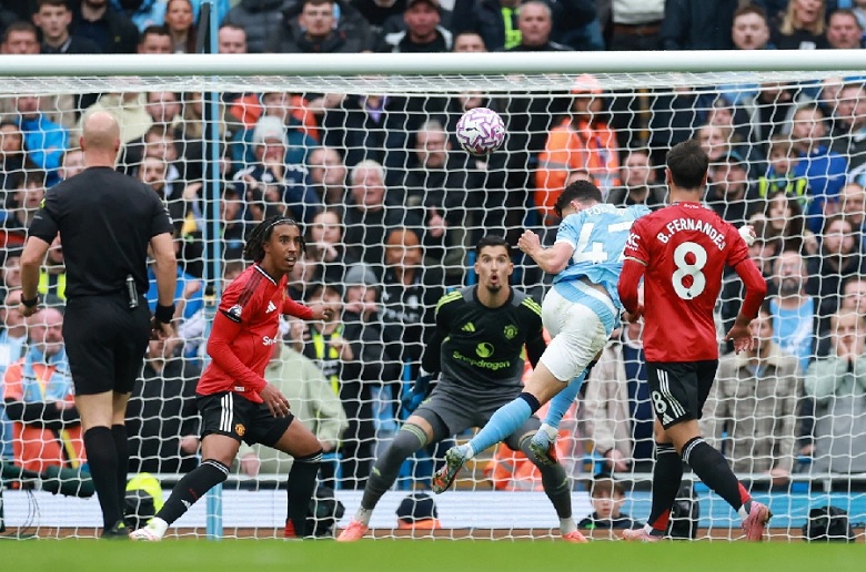 Phil Foden và đồng đội ăn mừng bàn thắng, khẳng định sức mạnh của Man City trong trận derby Manchester