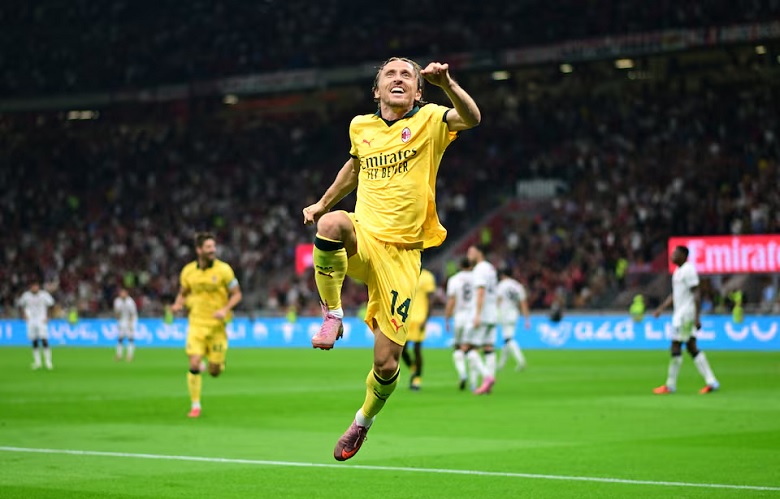 Modric ăn mừng bàn thắng cho AC Milan trước Bologna tại San Siro, lập kỷ lục tiền vệ lớn tuổi nhất ghi bàn ở Serie A vòng 3