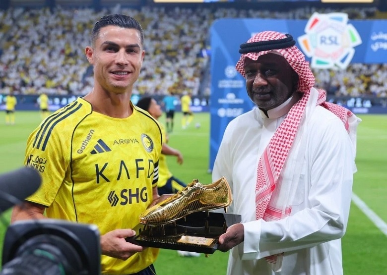Cristiano Ronaldo nhận Giày vàng Saudi Pro League 2024/25 trước trận Al Nassr gặp Al Kholood