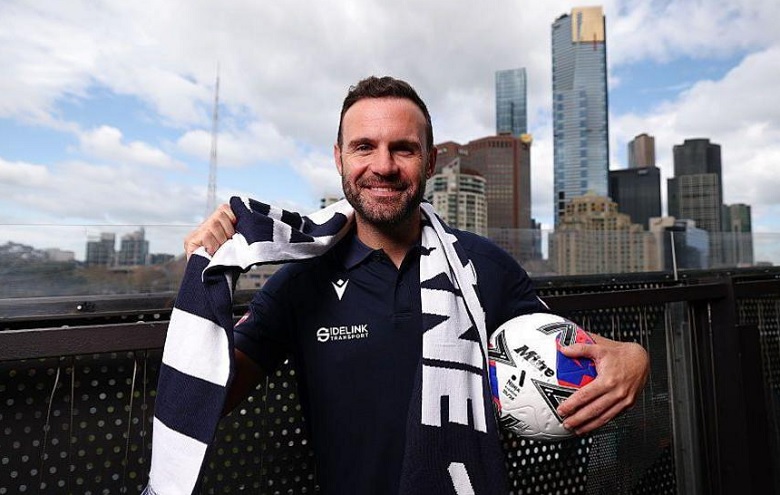 Juan Mata ký hợp đồng 1 năm với Melbourne Victory tại A-League, tiền vệ 37 tuổi ra mắt trong màu áo xanh đậm của đội bóng thành Melbourne