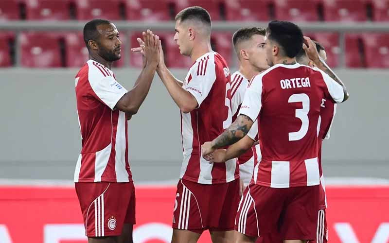 Cầu thủ Olympiacos ăn mừng bàn thắng trên sân nhà