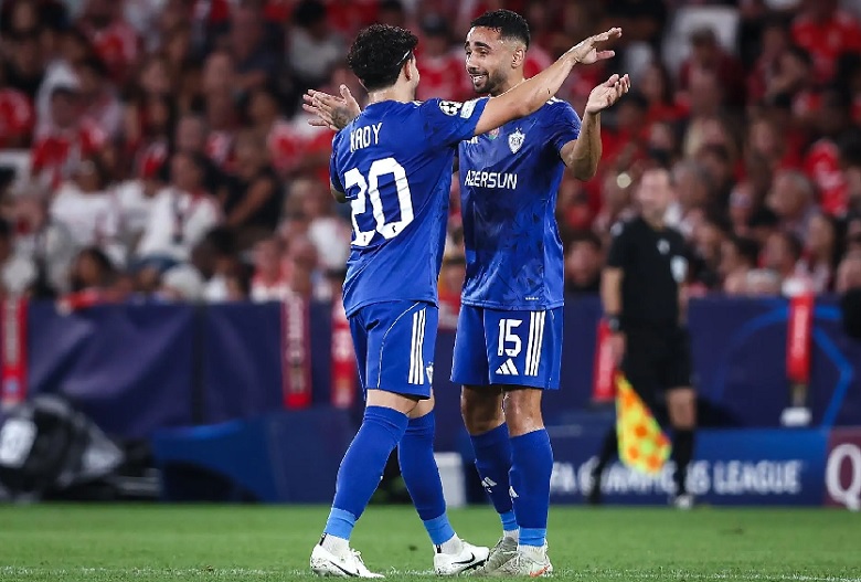 Qarabag ăn mừng chiến thắng 3-2 trước Benfica tại Champions League trên sân khách