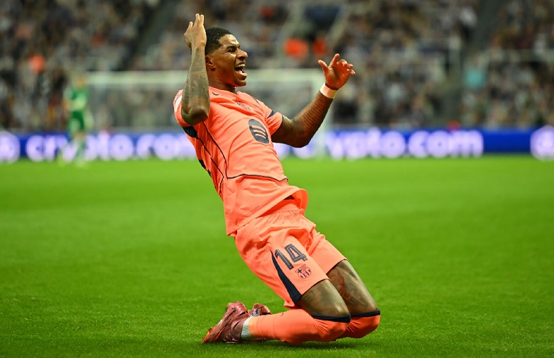 Marcus Rashford ăn mừng cú đúp cho Barcelona trước Newcastle tại St James’ Park ở Cúp C1