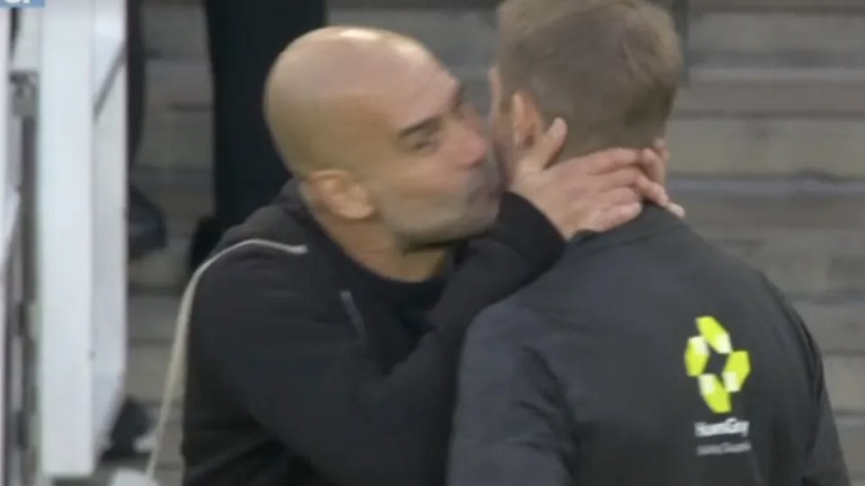 Pep Guardiola hôn má trọng tài thứ 4 Craig Pawson tại Emirates trong trận Arsenal vs Man City