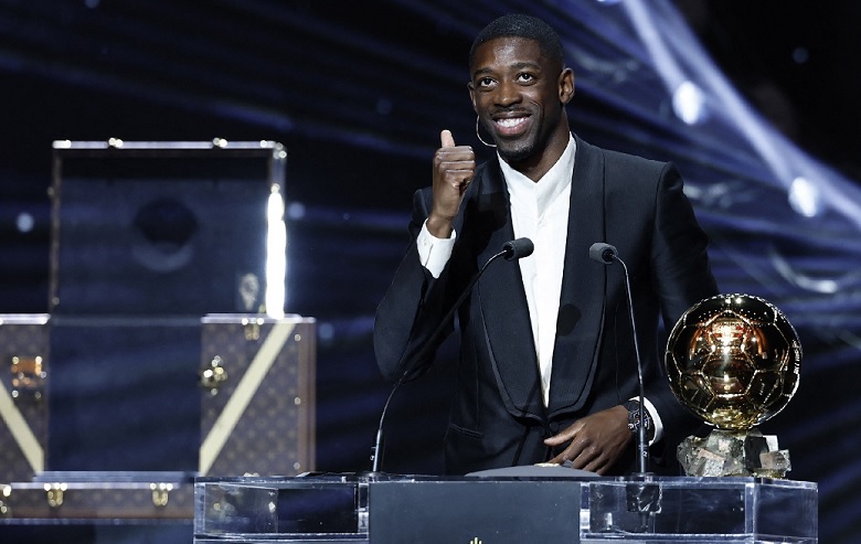 Dembele nâng cúp Quả bóng vàng 2025 trước khi điểm bầu chọn chính thức được công bố