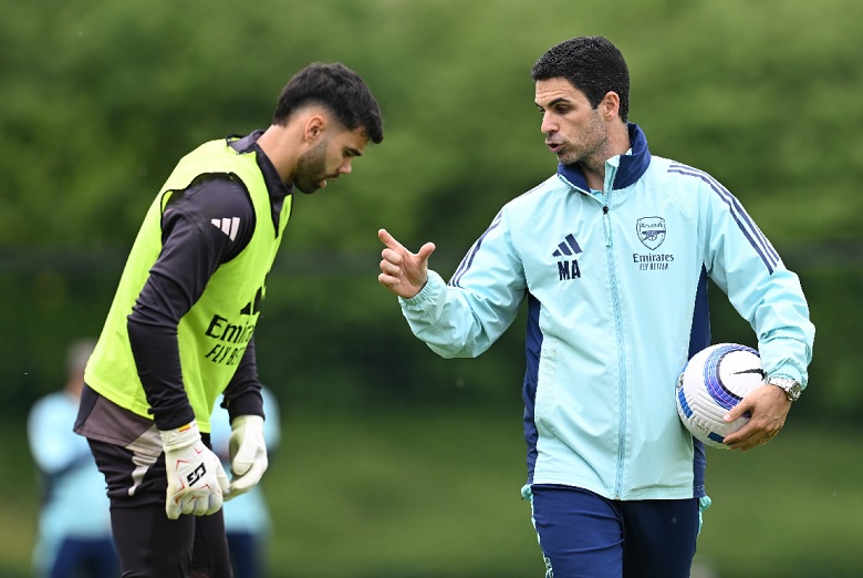Kepa Arrizabalaga khởi động trước trận ra mắt Arsenal gặp Port Vale tại cúp quốc nội 2025/26