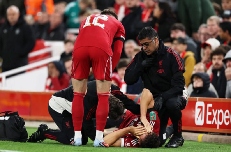 Giovanni Leoni rời sân bằng cáng trong trận Liverpool vs Southampton tại Cúp Liên đoàn Anh, tân binh 19 tuổi khiến HLV Arne Slot lo lắng