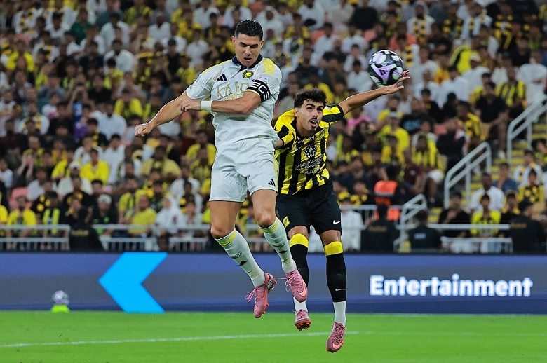 Sadio Mané và Cristiano Ronaldo ăn mừng bàn thắng cho Al Nassr trước Al Ittihad tại Saudi Pro League