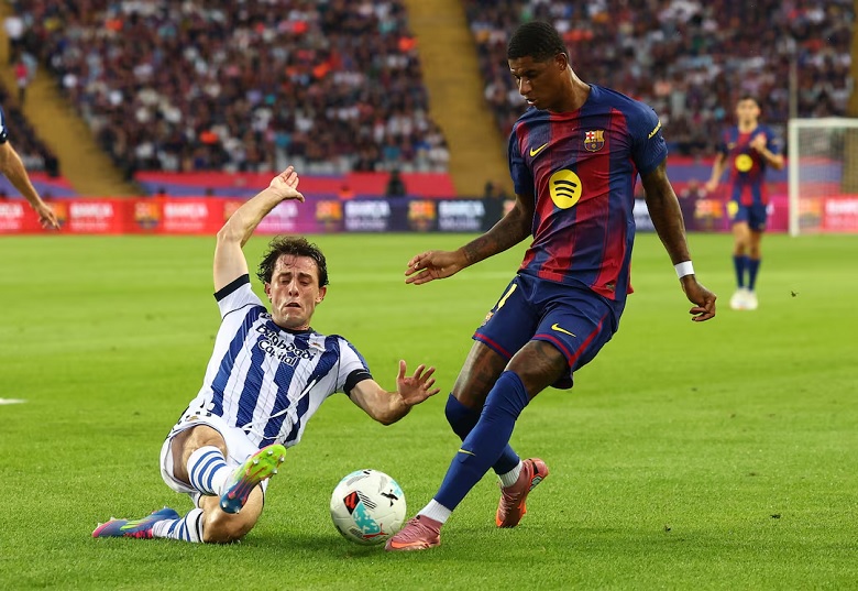Lewandowski đánh đầu ghi bàn từ quả tạt của Lamine Yamal giúp Barcelona ngược dòng Real Sociedad tại La Liga