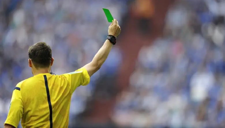 Thẻ xanh lần đầu xuất hiện tại một trận đấu chính thức - Ảnh 1