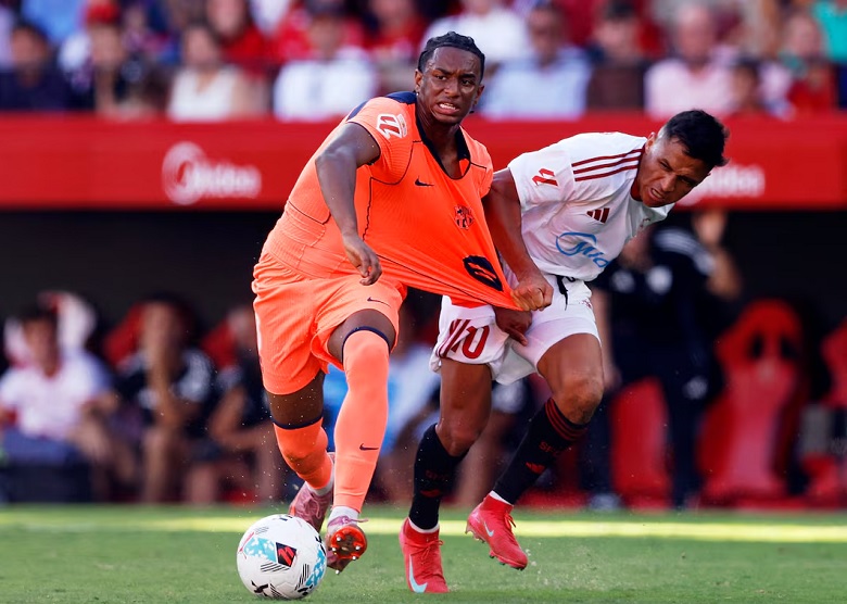 VAR gây tranh cãi trong trận Barcelona thua sốc Sevilla - Ảnh 1