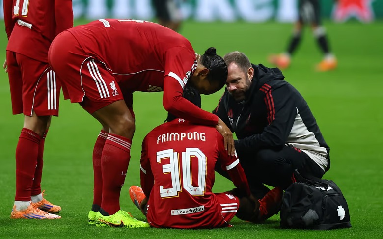 Hai trụ cột chấn thương, Liverpool trả giá đắt cho màn vùi dập Frankfurt - Ảnh 1