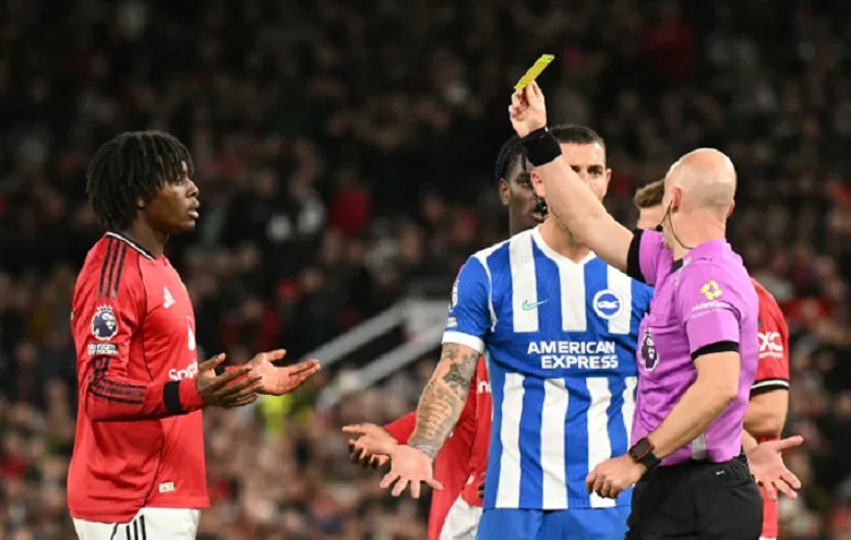 Vì sao trọng tài không rút thẻ đỏ với hậu vệ MU? - Ảnh 1