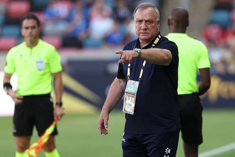 Dick Advocaat chuẩn bị trở thành HLV cao tuổi nhất dự World Cup - Ảnh 1
