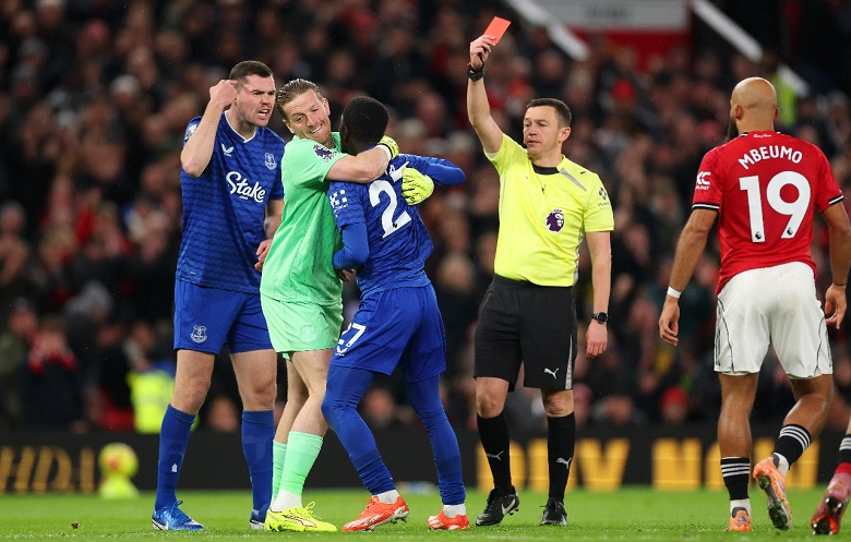 Sao Everton lĩnh thẻ đỏ vì hành vi phi thể thao với… đồng đội - Ảnh 1