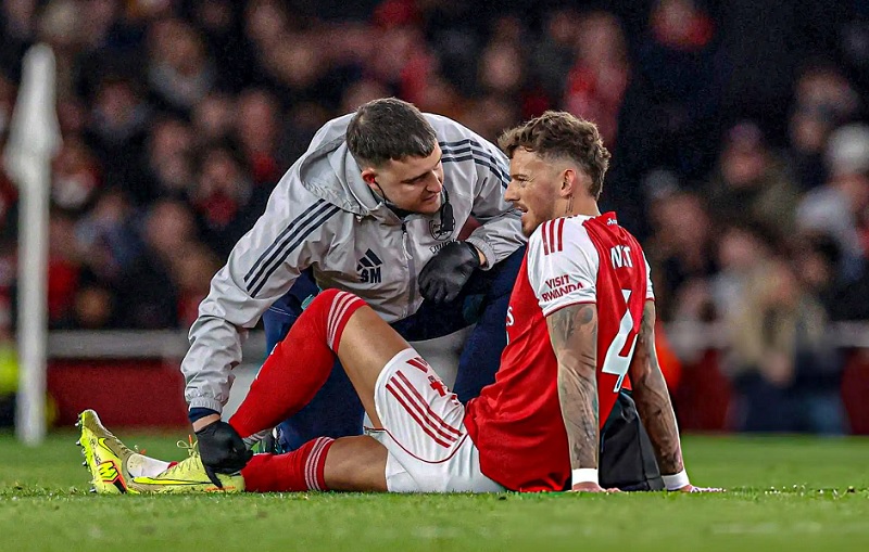 Hàng thủ Arsenal báo động đỏ sau chấn thương của Ben White - Ảnh 1