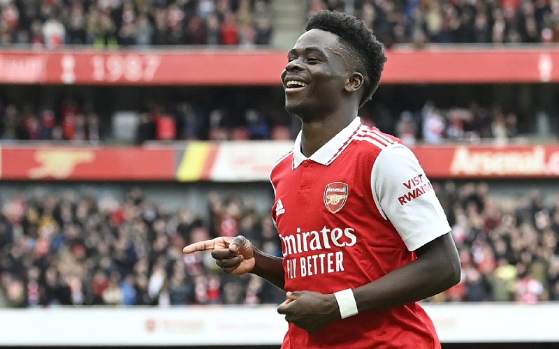 Saka sắp gia hạn đến năm 2031, nhận lương 300 nghìn bảng/tuần - Ảnh 1