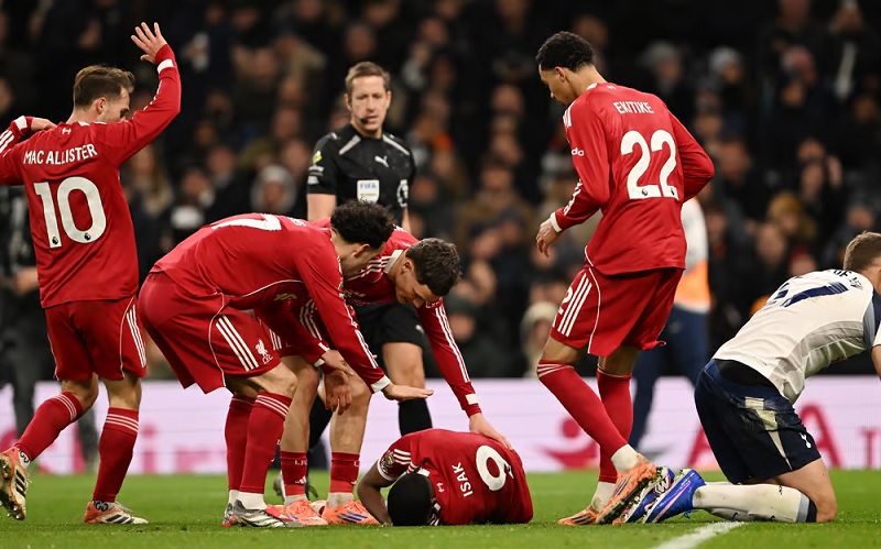 Isak lên bàn mổ, chưa hẹn ngày tái xuất - Ảnh 1