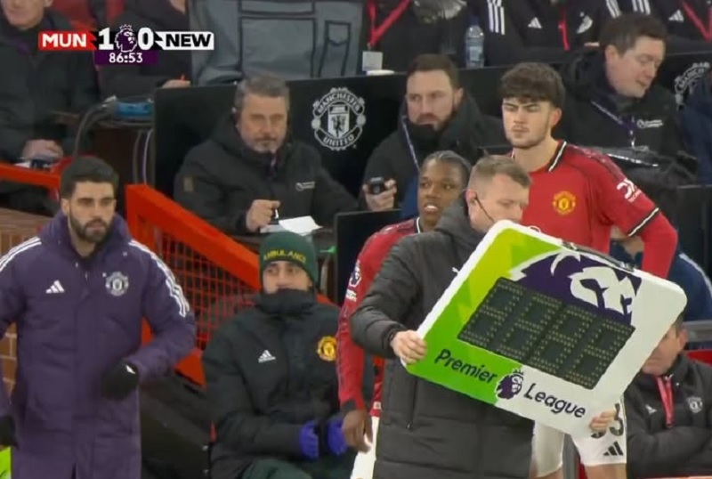 Malacia tái xuất sau hơn 1 năm vắng bóng - Ảnh 1