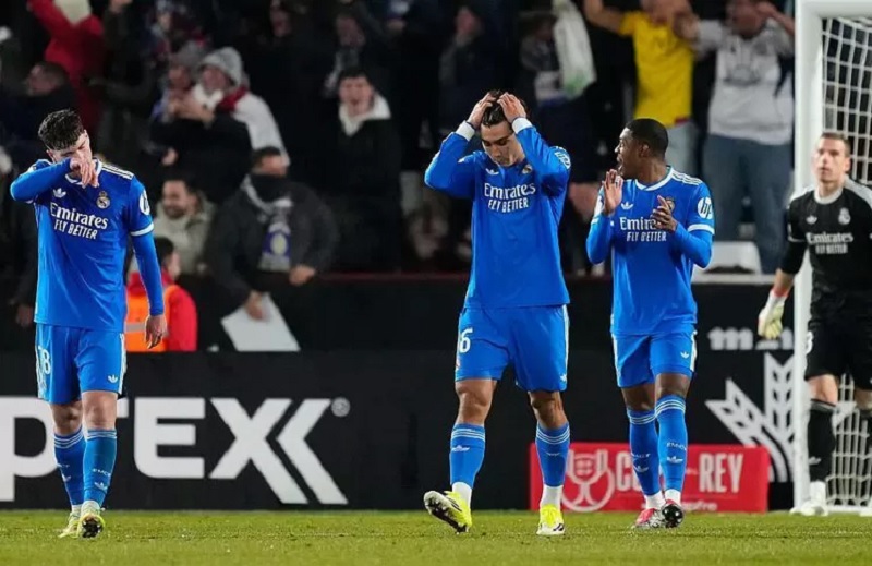 Real Madrid thua sốc đội hạng 2 trong ngày ra mắt HLV Arbeloa - Ảnh 1