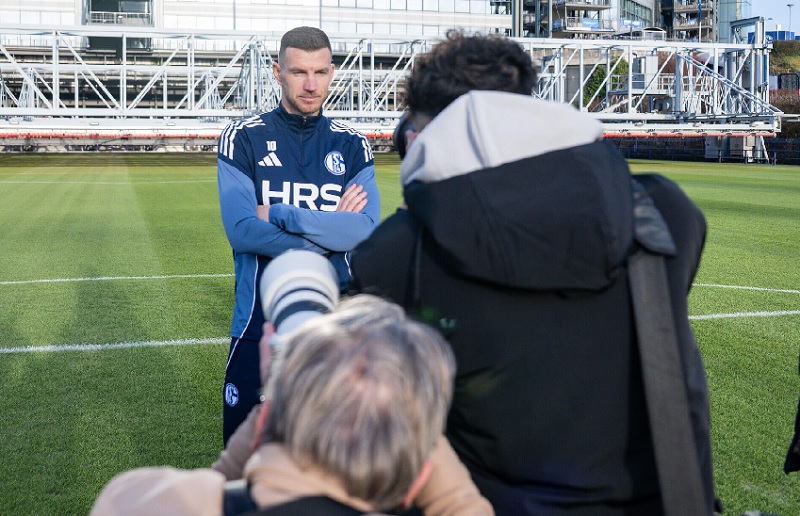 Dzeko trở lại Đức khoác áo Schalke ở tuổi 40 - Ảnh 2