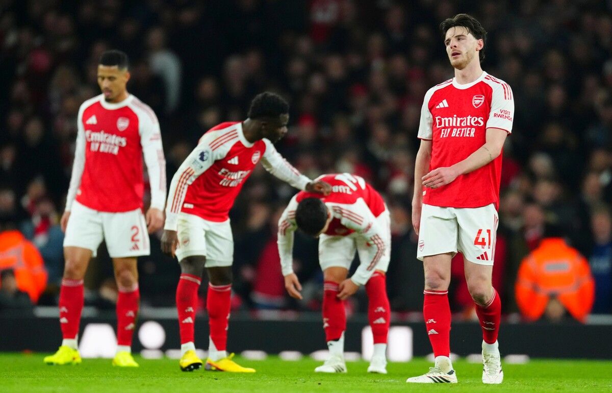 Arsenal bị sương mù 'bẻ lịch': Bỏ chuyến bay, hành xác đến Leeds United - Ảnh 1