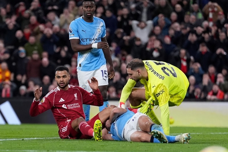 Hậu vệ Man City dính chấn thương ghê rợn, nguy cơ chấn động não - Ảnh 1